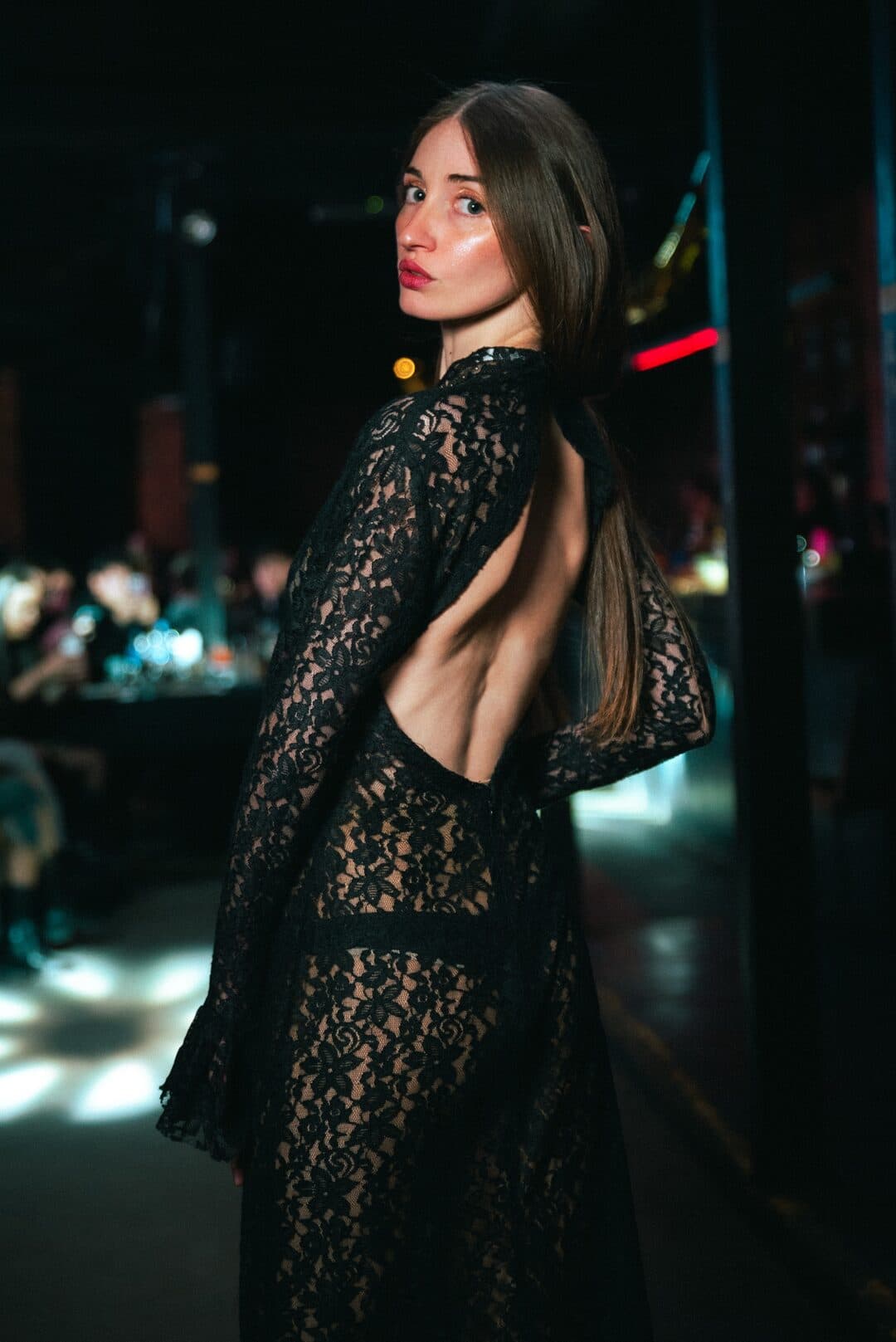 Santa Mardía — Vestido largo de encaje negro con la espalda descubierta
