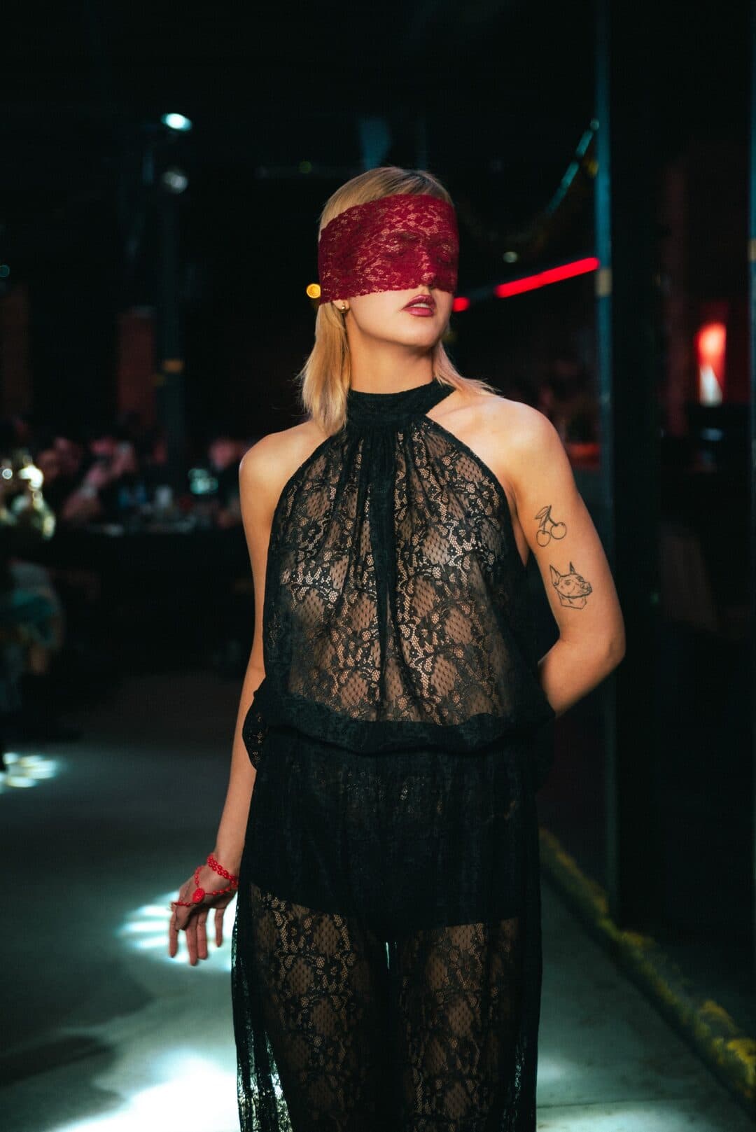 Santa Mardía — Conjunto de encaje negro con venda de encaje roja