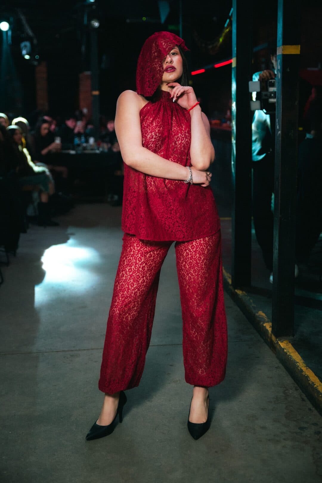 Santa Mardía — Conjunto de encaje rojo con capucha