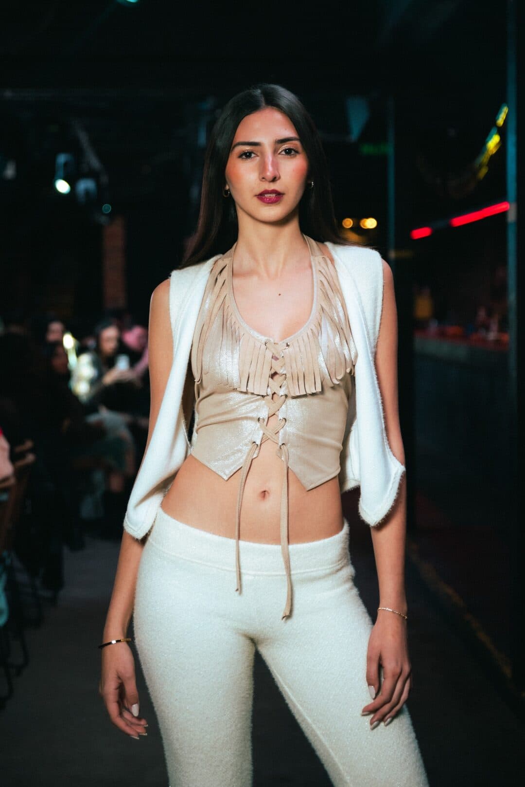 Santa Mardía — Top nude de flecos y cordón sobre conjunto blanco de punto