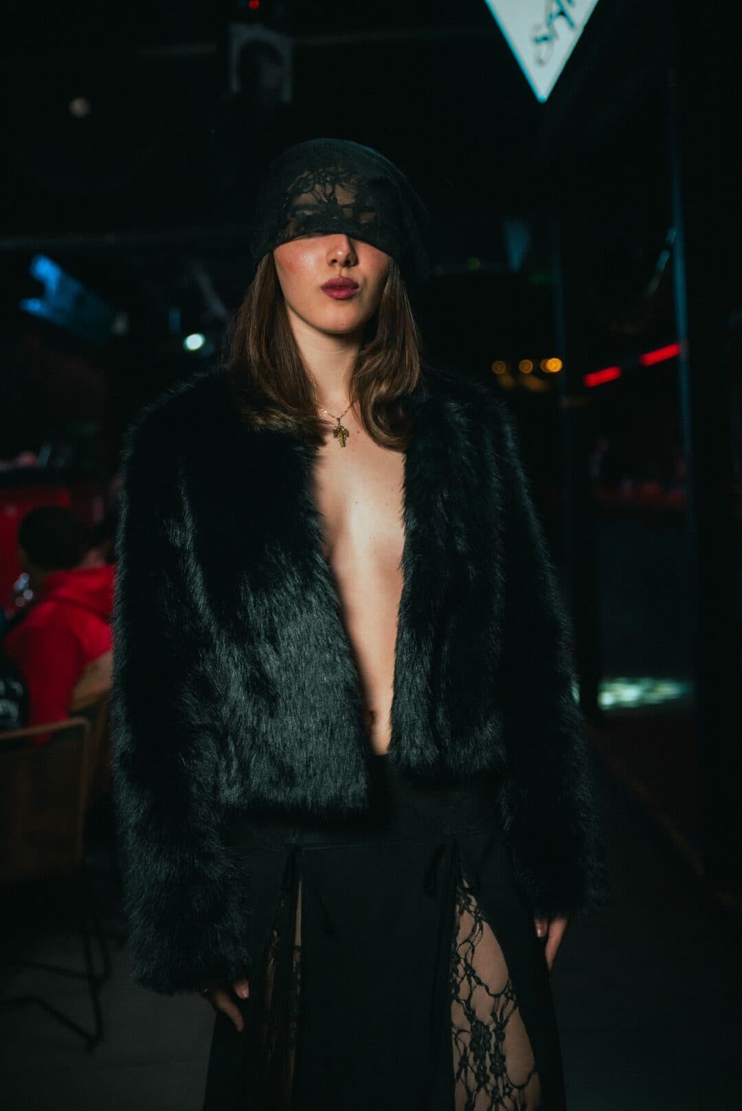 Santa Mardía — Tapado de piel negro con gorro de encaje sobre los ojos