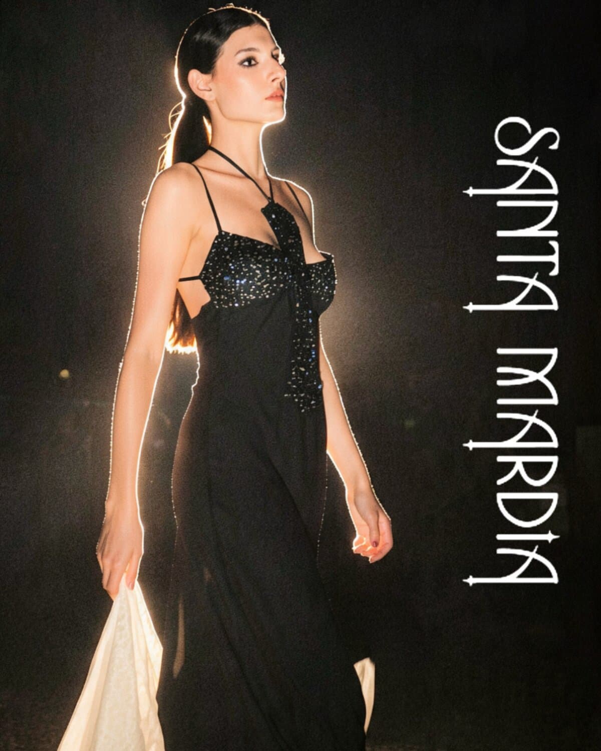 Santa Mardía — Vestido negro con canesú bordado, saliendo a la pasarela