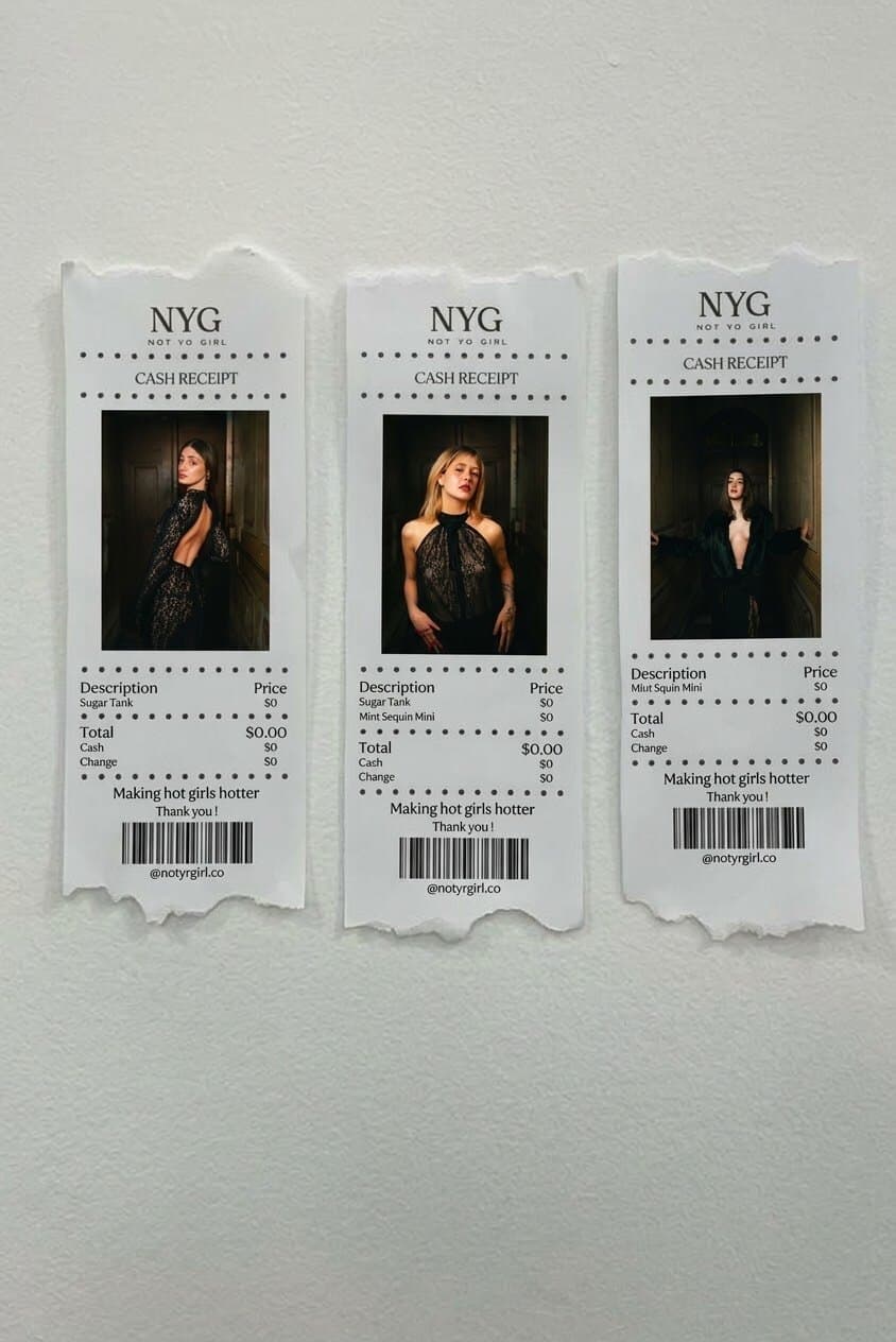 Tickets impresos con fotos de looks pegados en una pared