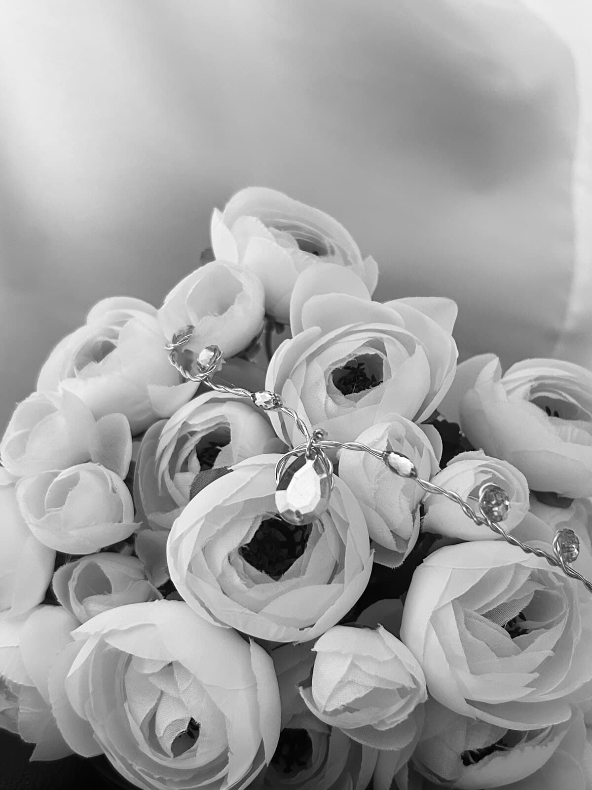 Ramo de flores blancas con detalles de cristal, en blanco y negro